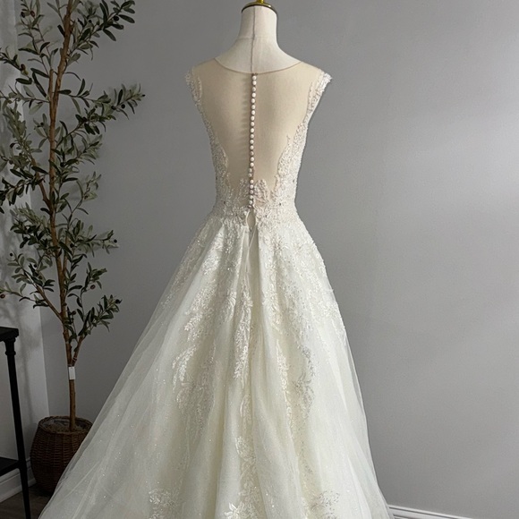 Elegant Lace Bridal Gown - Picture 8 of 8